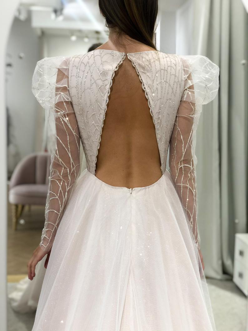 New Sparkly A Line Wedding Dresses Jewel Neck Long Sleeve Sequins Appliques Country Bridal Gowns Sexy Backless Wedding Robe