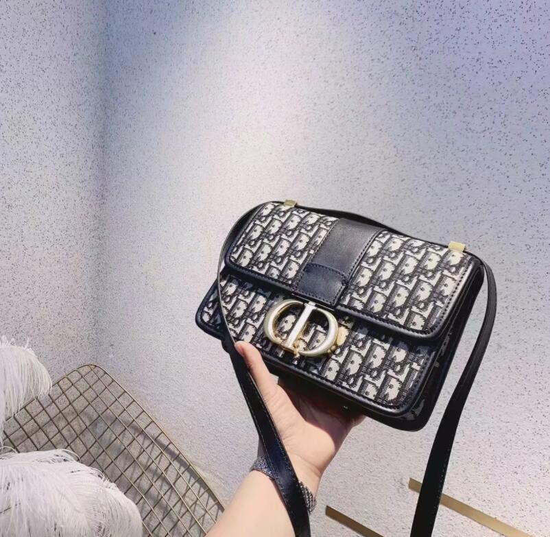 7A 2021 Classic Leather Bag Women embossing Handbags Womens Shoulder crossbody VINTAGE Clutch Tote Messensger Bags mix style wallets purse with boxer handbag A0144
7A 2021 Classic Leather Bag Women embossing Handbags Womens Shoulder crossbody VINTAGE Clutch Tote Messensger Bags mix style wallets purse with boxer handbag A0144