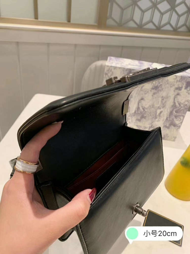 Luxury The new lady handbags 2020 small bread temperament one chain fashion underarm personality students inclined shoulder bag
Luxury The new lady handbags 2020 small bread temperament one chain fashion underarm personality students inclined shoulder bag