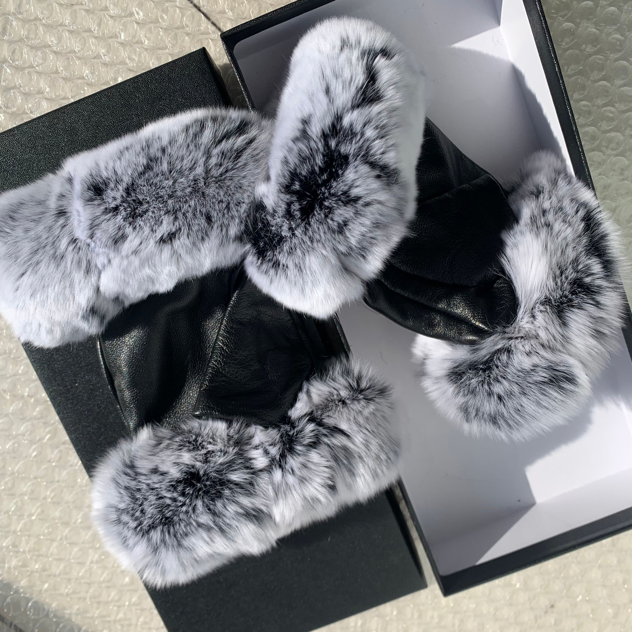 Luxury brand sheepskin gloves and wool-lined rabbit skin thermal cycling five-finger gloves, Blue;gray
Luxury brand sheepskin gloves and wool-lined rabbit skin thermal cycling five-finger gloves, Blue;gray