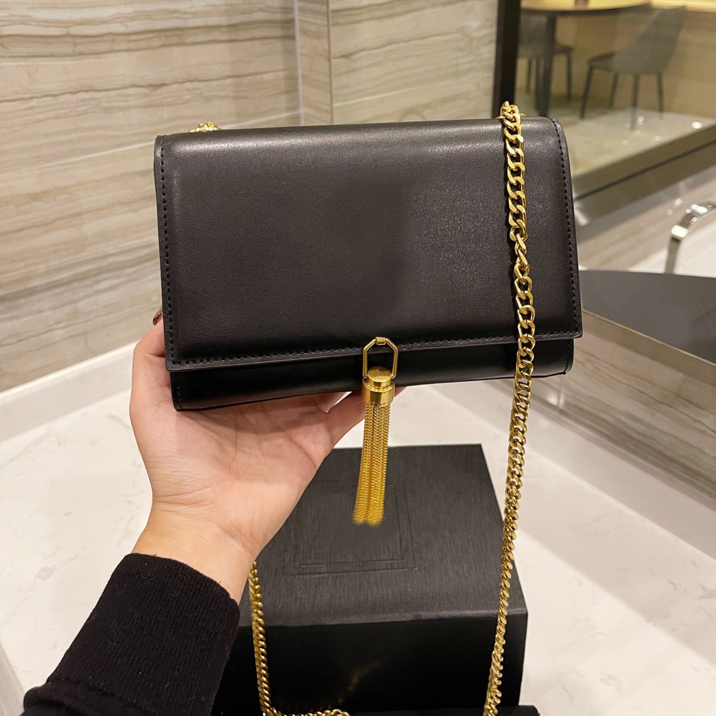 Womens Crossbody Bags Tote Fashion Leather Tassel Chain Shoulder Bag Original Box Purse Wallets Multi Colors Luxury Designer Handbags Purse, Black bag with gold chain
Womens Crossbody Bags Tote Fashion Leather Tassel Chain Shoulder Bag Original Box Purse Wallets Multi Colors Luxury Designer Handbags Purse, Black bag with gold chain