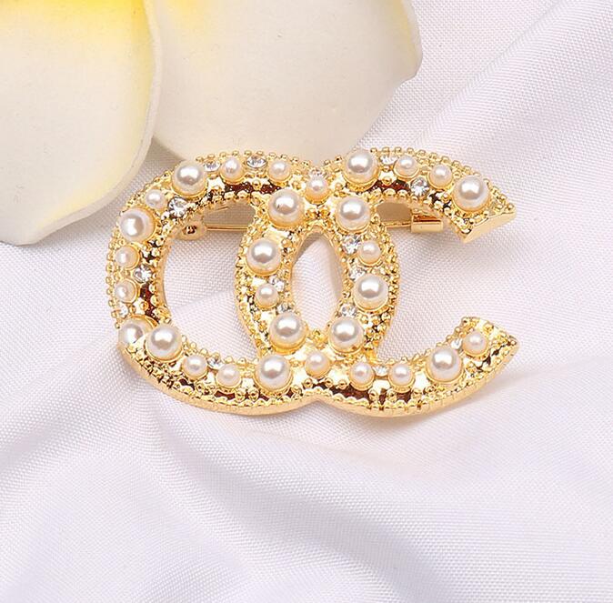 20colors Fashion Brand Designer Letter Brooch Gold Silver Multicolor Pearl Brooch Women Pearl Rhinestone Suit Pin Jewelry Accessories
20colors Fashion Brand Designer Letter Brooch Gold Silver Multicolor Pearl Brooch Women Pearl Rhinestone Suit Pin Jewelry Accessories