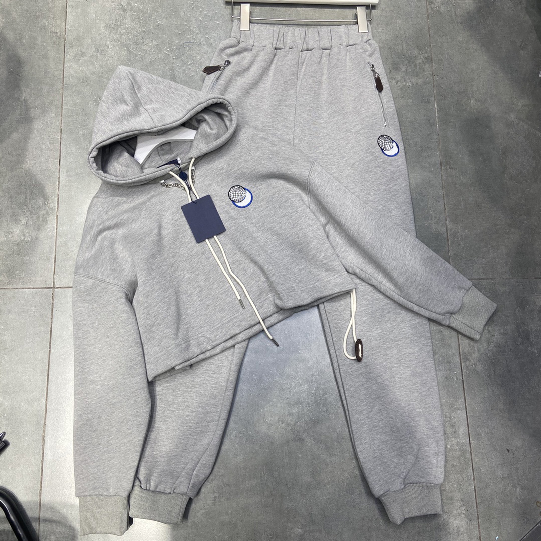 Women' tracksuits fashion two piece set designer casual sports suit hooded sweater pants with letter embroidery high quality Size -L, Make up for price
Women' tracksuits fashion two piece set designer casual sports suit hooded sweater pants with letter embroidery high quality Size -L, Make up for price