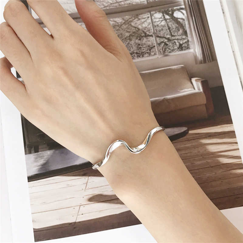 Huanzhi 2020 Simple Design Geometric Irregular Wave Twisted Metal Gold Open Adjustable Bracelet Bangle for Women Girl Q0719
Huanzhi 2020 Simple Design Geometric Irregular Wave Twisted Metal Gold Open Adjustable Bracelet Bangle for Women Girl Q0719