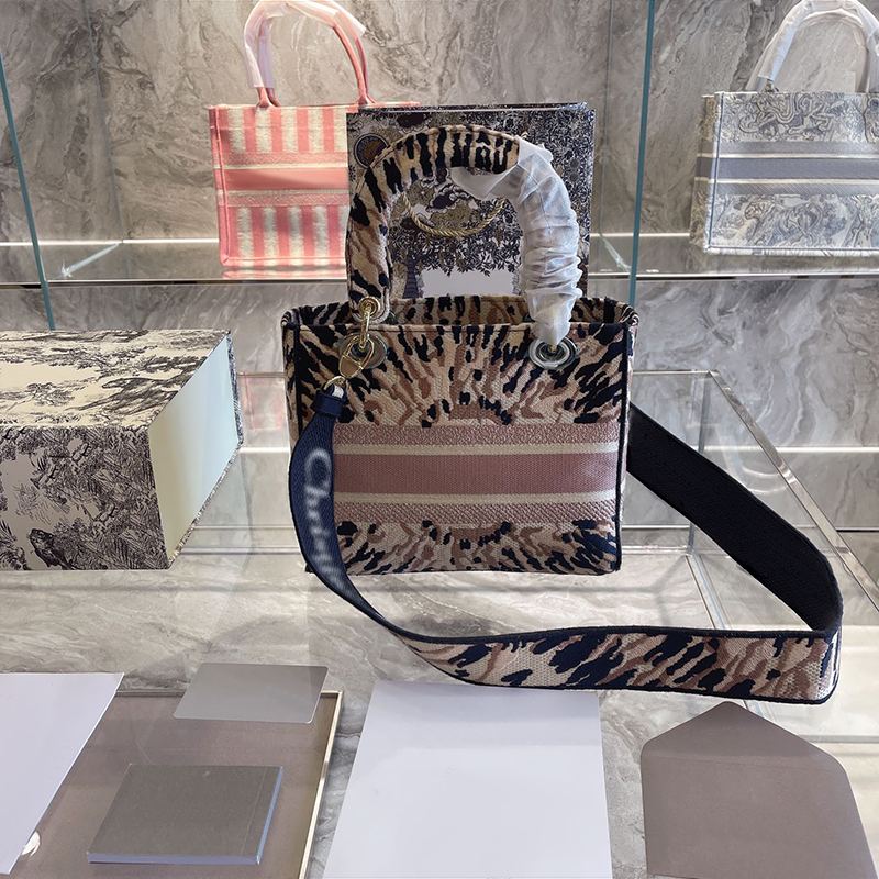 7a Designer Tote Bag Handmade handbag Luxury Totes Handbags imitation brands classic fashion women purse pochette clutch bags with the original box
7a Designer Tote Bag Handmade handbag Luxury Totes Handbags imitation brands classic fashion women purse pochette clutch bags with the original box