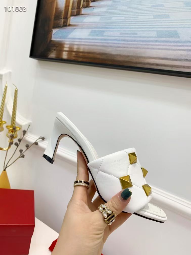 The new 2021 matte leather slippers with square lips, open-toed flats for women in sizes 35-42 KJM0001
The new 2021 matte leather slippers with square lips, open-toed flats for women in sizes 35-42 KJM0001