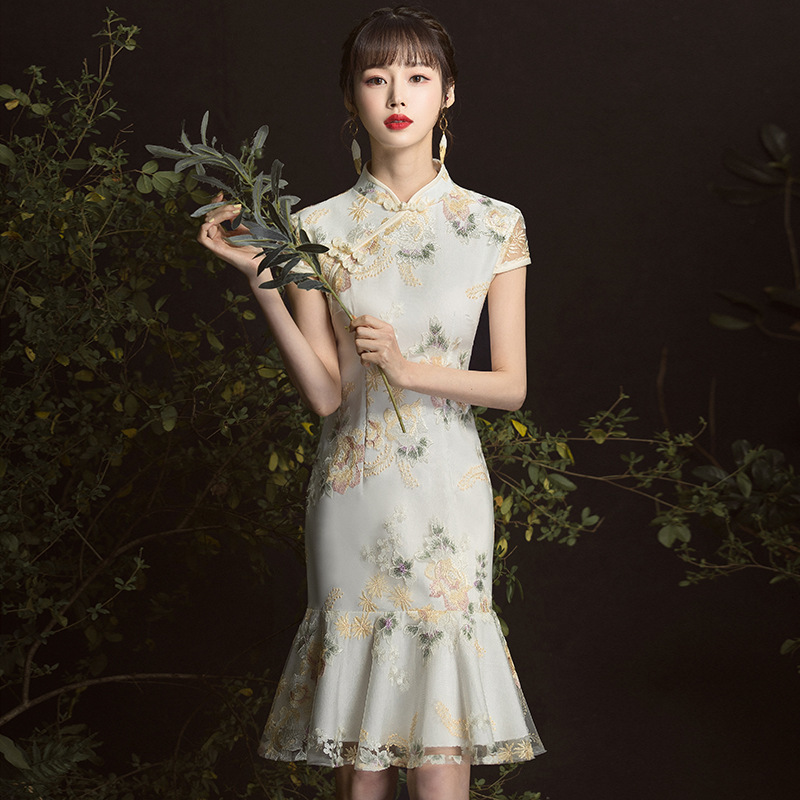 Champagne Exquisite Flower Embroidery Qipao Women Sexy Slim Mermaid Dresses Vintage Botton Trim Chinese Banquet Gown Auws
Champagne Exquisite Flower Embroidery Qipao Women Sexy Slim Mermaid Dresses Vintage Botton Trim Chinese Banquet Gown Auws
