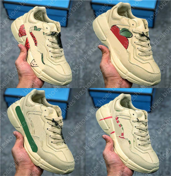 Rhyton Vintage Trainer Sneaker Clunky Sneaker Leather Strawberry Lip Apple Green Red Stripe Luxurys Runner Trainers Designer Casual Shoes, 01
Rhyton Vintage Trainer Sneaker Clunky Sneaker Leather Strawberry Lip Apple Green Red Stripe Luxurys Runner Trainers Designer Casual Shoes, 01