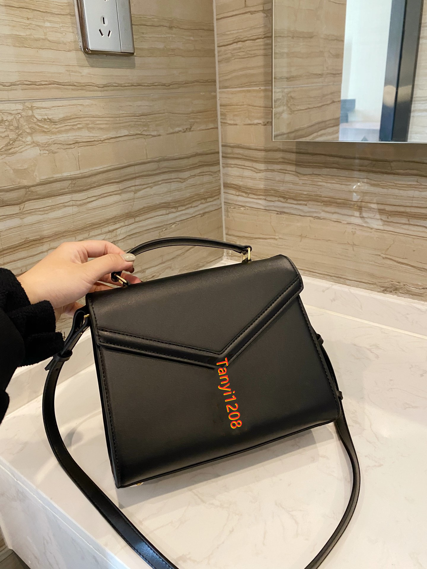 2021 New Top quality designer luxury women shoulder bag fashion handbag top quality genuine leather cross body bag free shipping 24x19cm, Black plain
2021 New Top quality designer luxury women shoulder bag fashion handbag top quality genuine leather cross body bag free shipping 24x19cm, Black plain
