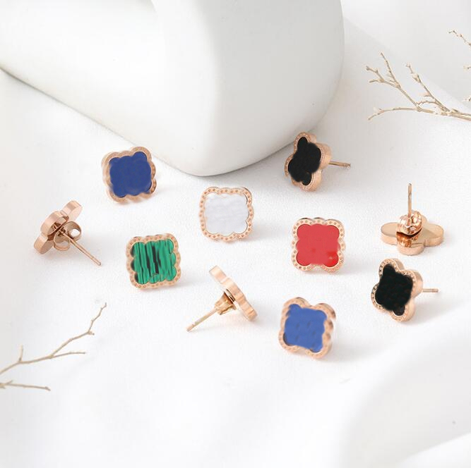 Designer Clover Stud Earrings Titanium Steel Fritillaria Lucky Love Earrings Expend Glory Riches Fashion Design Women Wedding Party Earring 5 Colors
Designer Clover Stud Earrings Titanium Steel Fritillaria Lucky Love Earrings Expend Glory Riches Fashion Design Women Wedding Party Earring 5 Colors
