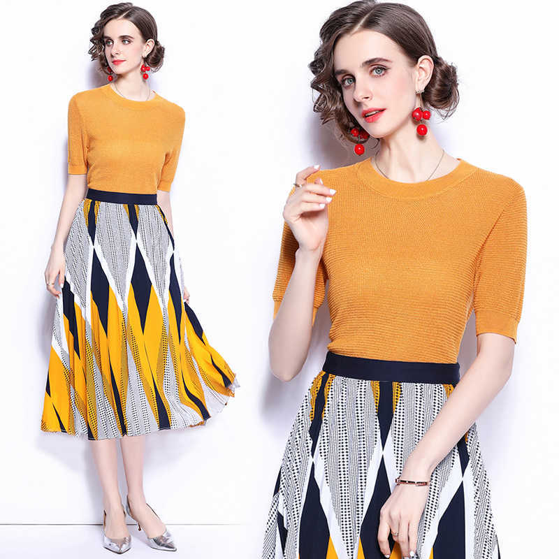 Women Summer Designer Elegant Two Piece Sets High Quality Female Fashion Short Sleeve Knit Top + Geometry Printing Skirt Sets 210525, Orange
Women Summer Designer Elegant Two Piece Sets High Quality Female Fashion Short Sleeve Knit Top + Geometry Printing Skirt Sets 210525, Orange