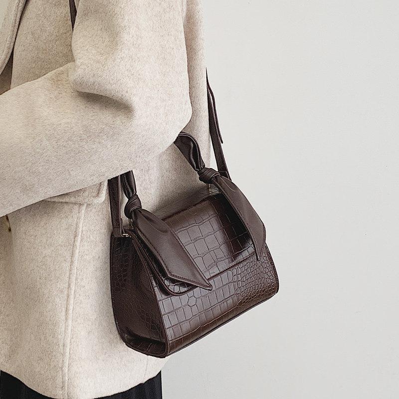 French niche high-end bag women's 2021 new portable bag Bao Sen foreign messenger, Black
French niche high-end bag women's 2021 new portable bag Bao Sen foreign messenger, Black