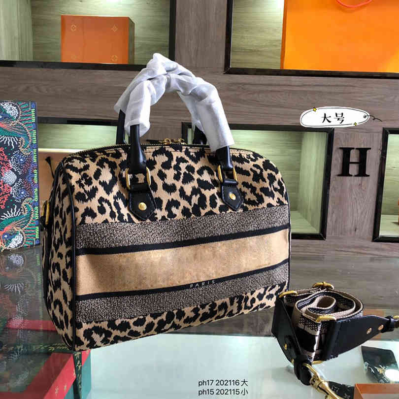 Leopard Designer Shopping Bag Crossbody bags classic messenger high quality women shoulder boutique
Leopard Designer Shopping Bag Crossbody bags classic messenger high quality women shoulder boutique