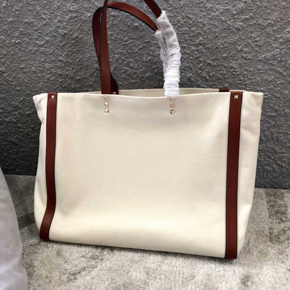 7A+Designers New style Canvas style shopping bag Light and easy to carry 0978 Fine workmanship and double sided classic rivet mounting Can one shoulder
7A+Designers New style Canvas style shopping bag Light and easy to carry 0978 Fine workmanship and double sided classic rivet mounting Can one shoulder