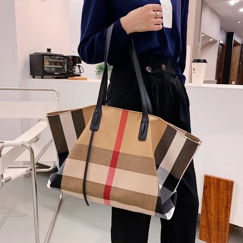 2021 summer new trend women's single shoulder large capacity travel fashionable big portable bag, Black
2021 summer new trend women's single shoulder large capacity travel fashionable big portable bag, Black