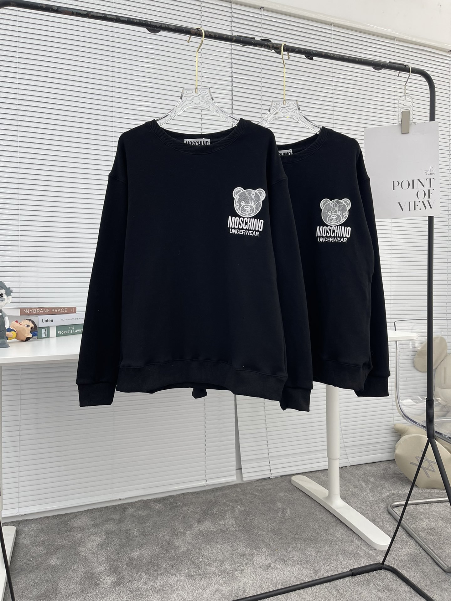 21FW newborn england Hoodies Mòschìnò cute bear embroidery Sweatshirt Couple Casual Street Outdoor Men Women sweatshirts, Black
21FW newborn england Hoodies Mòschìnò cute bear embroidery Sweatshirt Couple Casual Street Outdoor Men Women sweatshirts, Black