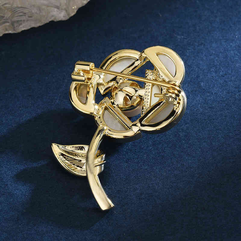 Japanese and Korean Fritillaria Freshwater Pearl Rose Brooch High-end Simple Clothing Pin Temperament Coat Woman