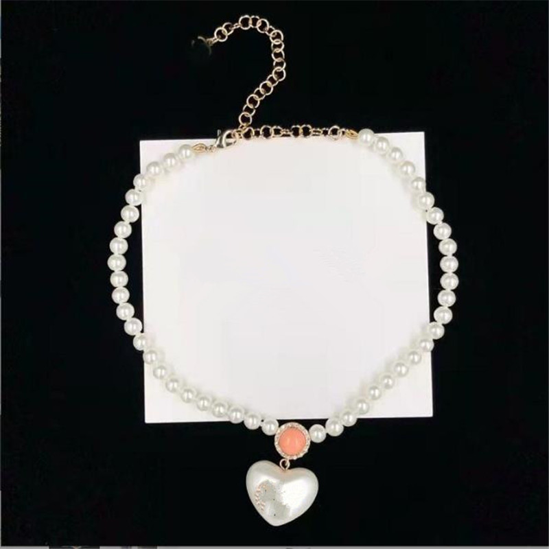 Luxury jewelry Heart shaped middle Rhinestone Pearl Brass Necklace European and American fashion simple sweater chain
Luxury jewelry Heart shaped middle Rhinestone Pearl Brass Necklace European and American fashion simple sweater chain