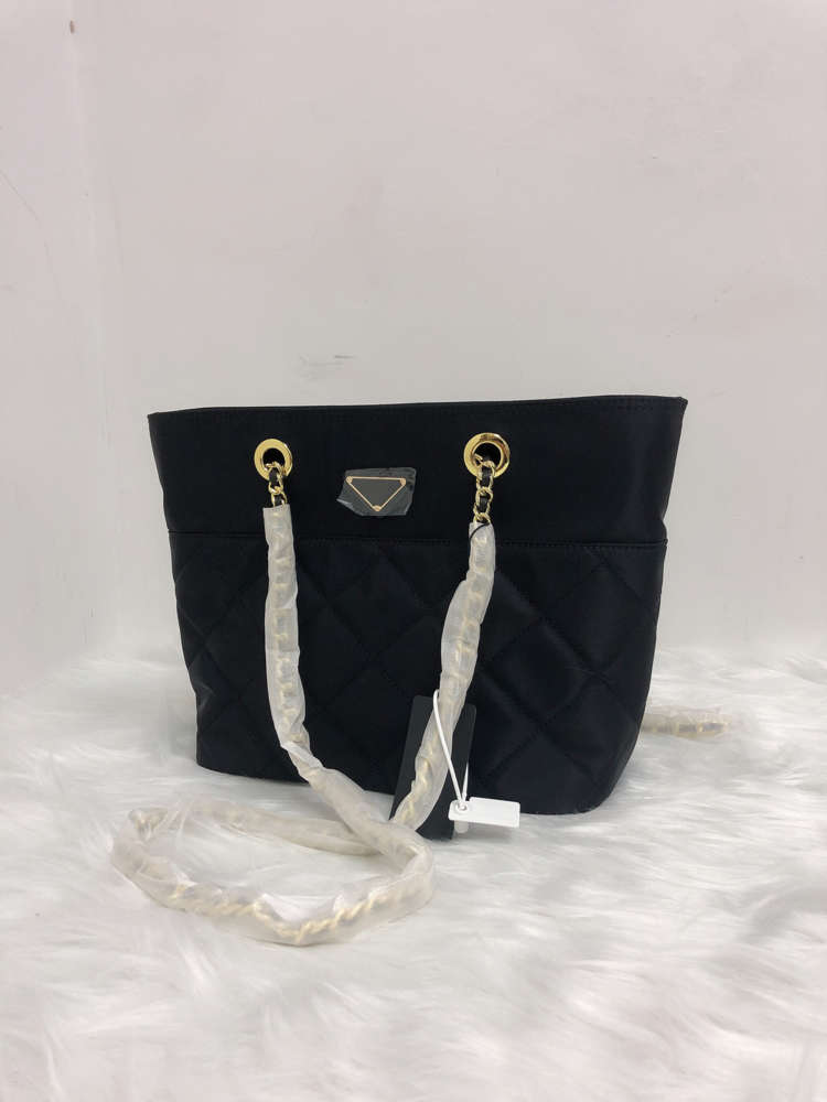 5A+ Luxury Parachute package female little red book new fund 2020 autumn ling lattice with nylon stray chain model of medieval shoulder bag, Black
5A+ Luxury Parachute package female little red book new fund 2020 autumn ling lattice with nylon stray chain model of medieval shoulder bag, Black