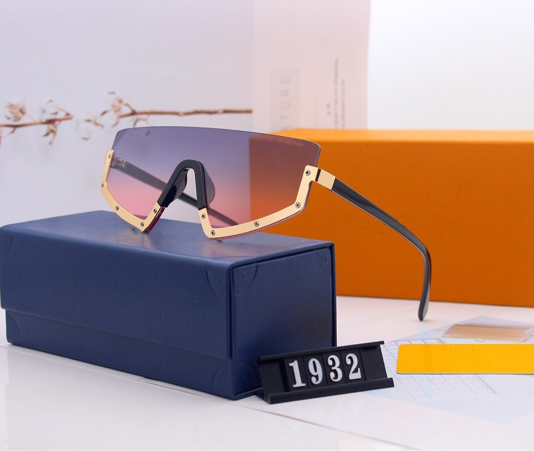 Designer Fashion classic sunglasses attitude sunglasses gold frame square metal frame vintage style outdoor classical model In the box
Designer Fashion classic sunglasses attitude sunglasses gold frame square metal frame vintage style outdoor classical model In the box