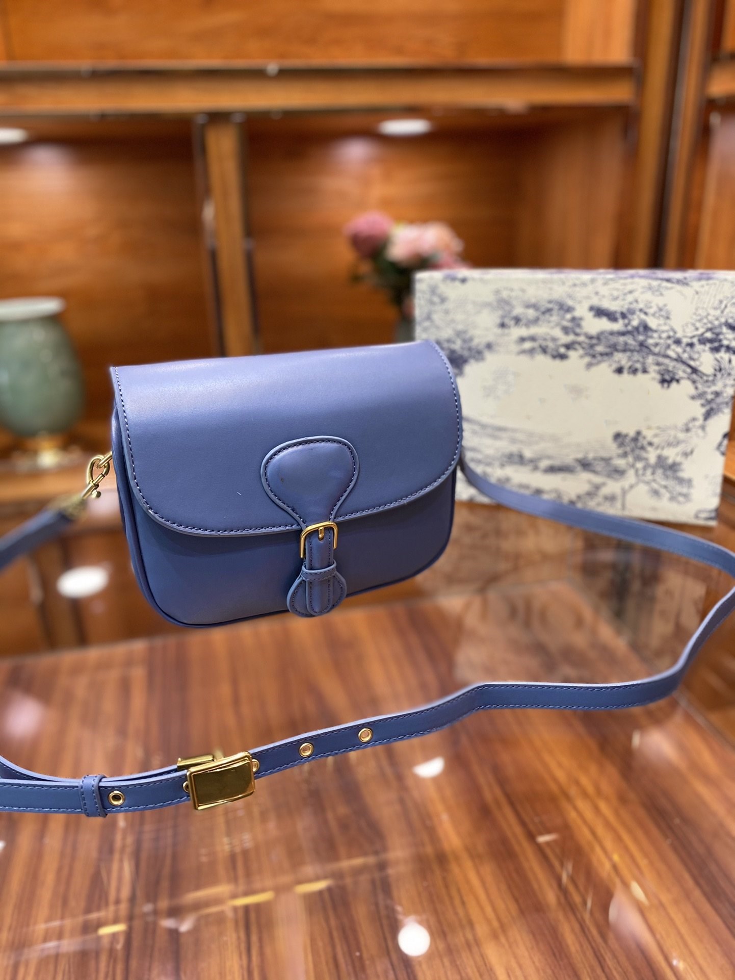 5A+Fashion BOBBY bags luxury brand-name high-end leather handbag flip messenger old saddle bag adjustable shoulder strap box, Colour 1
5A+Fashion BOBBY bags luxury brand-name high-end leather handbag flip messenger old saddle bag adjustable shoulder strap box, Colour 1