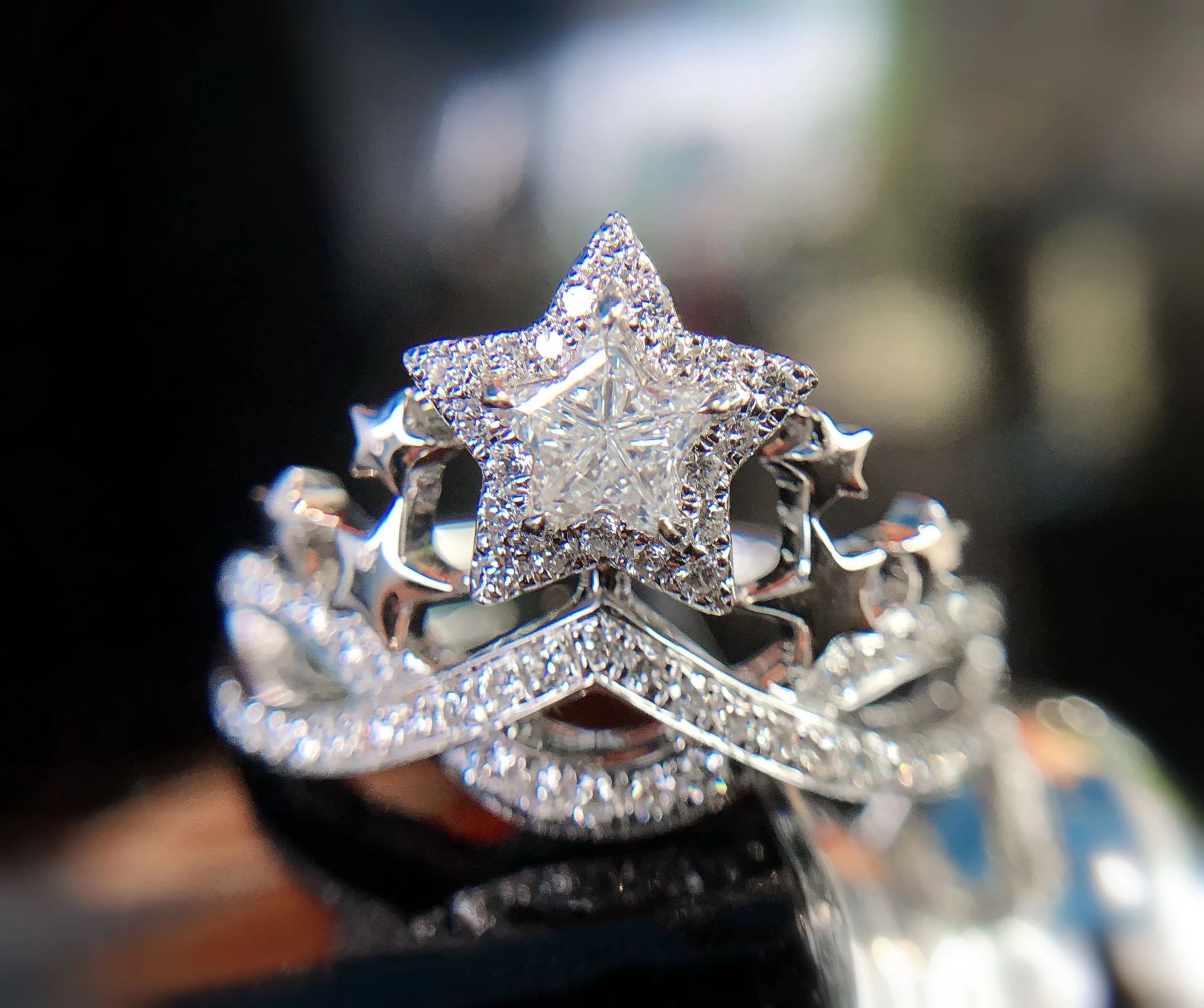 New luxury simulation five-pointed star cutting ring. Explosions high carbon diamond crown fashionable female jewelry.
New luxury simulation five-pointed star cutting ring. Explosions high carbon diamond crown fashionable female jewelry.