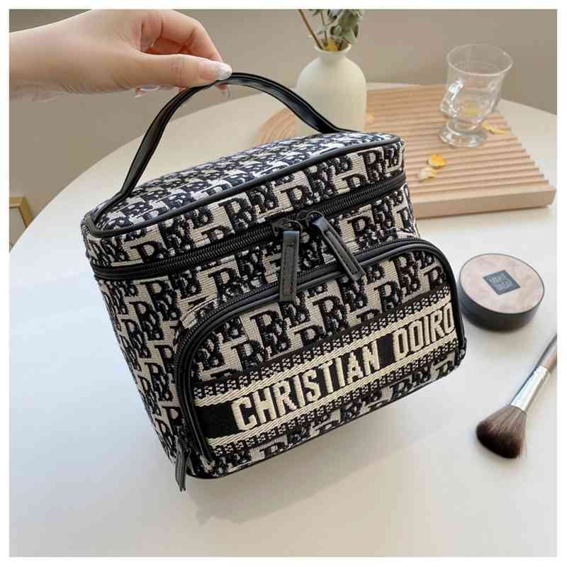 Fog flower new style fashion large capacity make-up portable women's bag multi compartment storage box, 2727-958 letters
Fog flower new style fashion large capacity make-up portable women's bag multi compartment storage box, 2727-958 letters