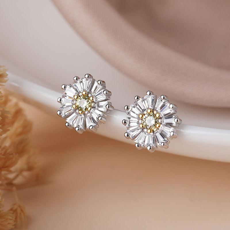 Stud YC5264E S925 Silver Street S Series Exquisite Fashion Zircon Chrysanthemum Earrings Girlfriend Gift Women's Jewelry
Stud YC5264E S925 Silver Street S Series Exquisite Fashion Zircon Chrysanthemum Earrings Girlfriend Gift Women's Jewelry
