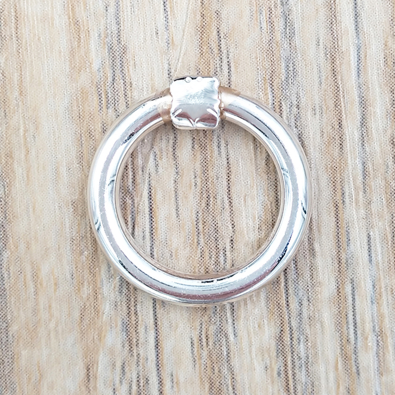 Authentic 925 Sterling Silver pendants Small Silver Hold Ring Fits European bear Jewelry Style Gift 812344550
Authentic 925 Sterling Silver pendants Small Silver Hold Ring Fits European bear Jewelry Style Gift 812344550