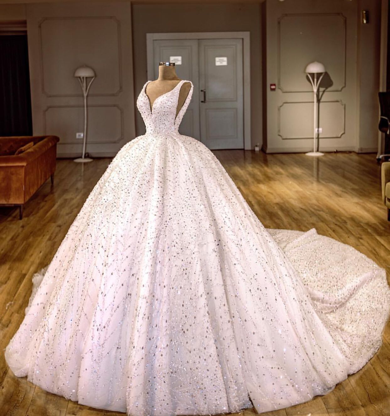 Gorgeous Princess Ball Gown Wedding Dresses Crystal Beading V Neck Dubai Arabic Bridal Gowns Plus Size Wedding Dress