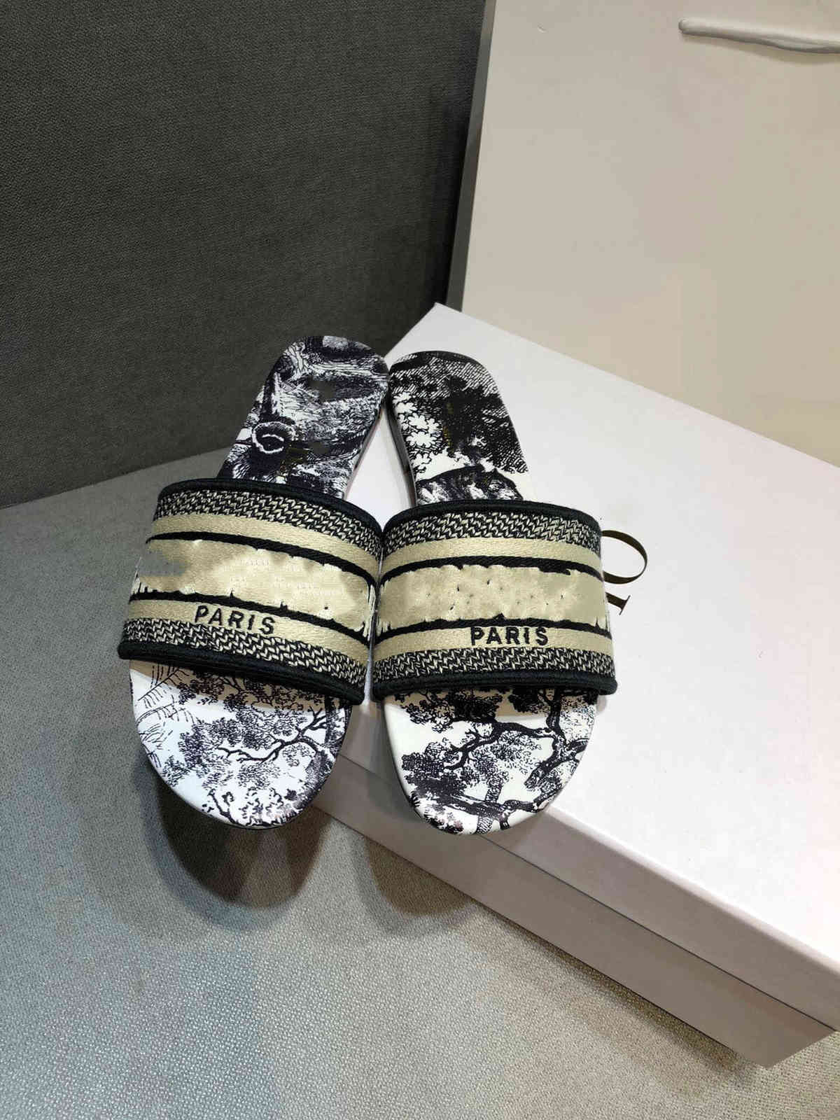 Family D Slipper Letter Embroidery Flat Botton Outdoor Casual Home Sandals Women Slippers Ladies Beach Flip Flops Shoes Wholesale Q0819, Wine red
Family D Slipper Letter Embroidery Flat Botton Outdoor Casual Home Sandals Women Slippers Ladies Beach Flip Flops Shoes Wholesale Q0819, Wine red