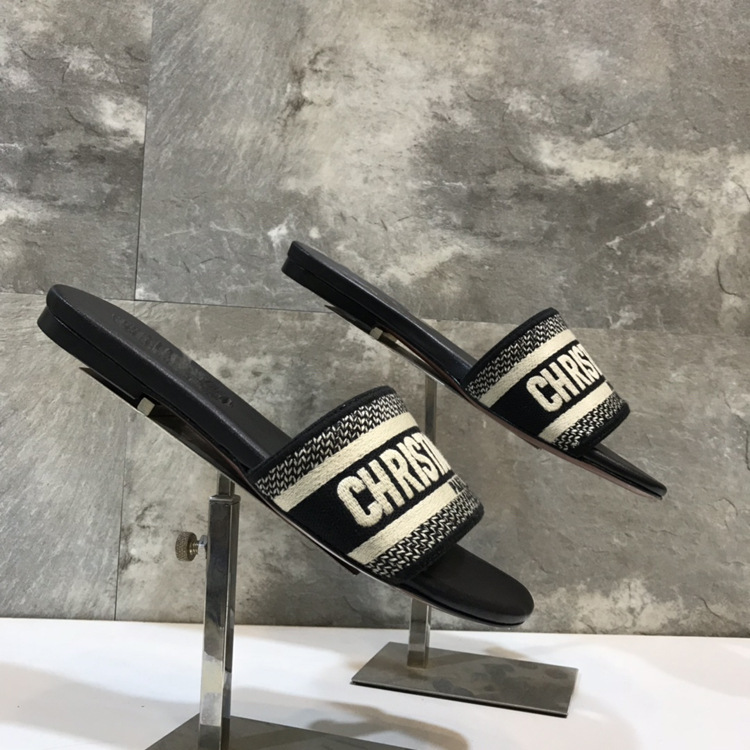 European Station Summer Flat Slippers 2021 New Slippers D Letter Embroidered Sandals Womens Cross-Border Large Size
European Station Summer Flat Slippers 2021 New Slippers D Letter Embroidered Sandals Womens Cross-Border Large Size
