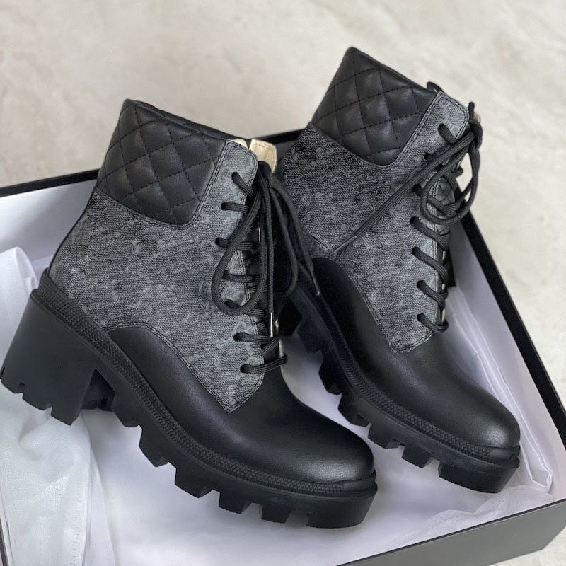 Ladies Ankle Laureate Platform Desert Boots Newly Lace-up Leather Martin Boot Female High Heel Middle Shoes for Autumn and Winter, Sock
Ladies Ankle Laureate Platform Desert Boots Newly Lace-up Leather Martin Boot Female High Heel Middle Shoes for Autumn and Winter, Sock