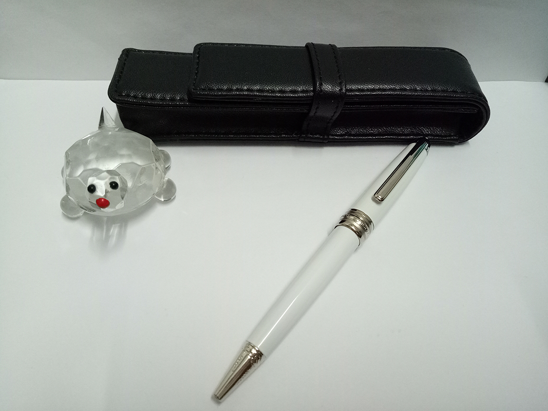 Luxury high quality 163 white body Classic Ballpoint Pen 0.7 mm Writing Point with silver clip for perfect gift
Luxury high quality 163 white body Classic Ballpoint Pen 0.7 mm Writing Point with silver clip for perfect gift