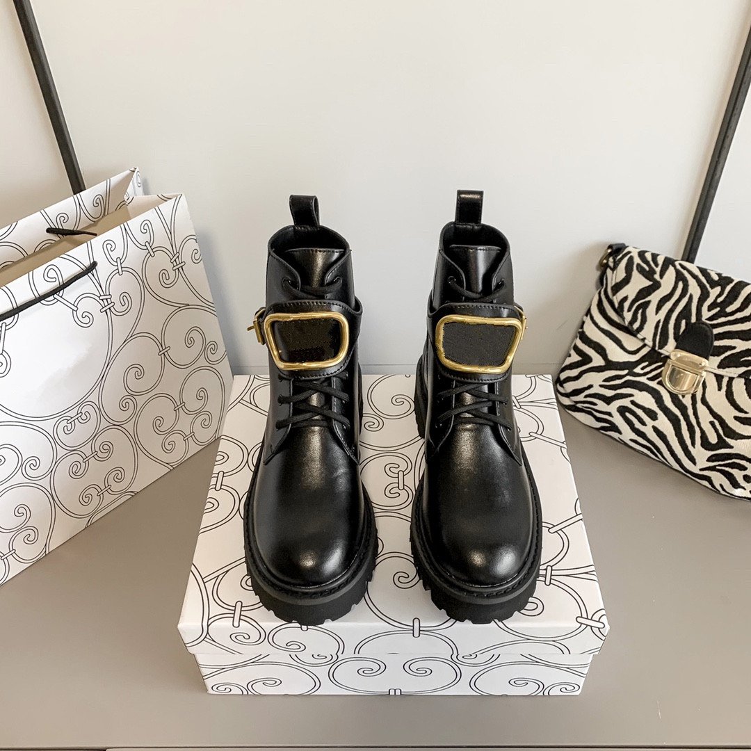 Designer womens cool buckle boots 100% cowhide classic black luxury ankle metal leather thick heel fashion womenss Martin boot matching with box 35-40
Designer womens cool buckle boots 100% cowhide classic black luxury ankle metal leather thick heel fashion womenss Martin boot matching with box 35-40