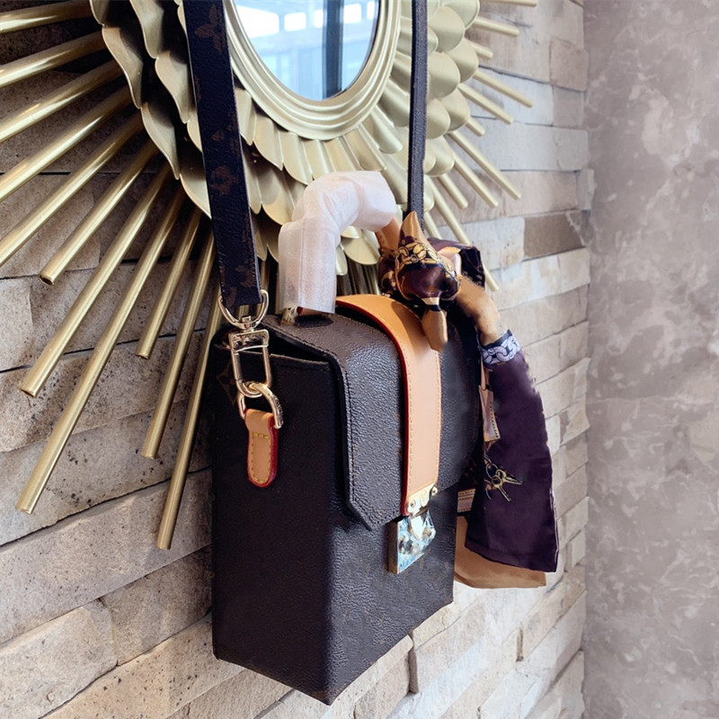 2021 Women Small Box Bags Mini Smartphone Bags Designers Crossbody Bags Box Floral Shoulder Bag Silk Scarf L21020901, Not for sale. do not place order.
2021 Women Small Box Bags Mini Smartphone Bags Designers Crossbody Bags Box Floral Shoulder Bag Silk Scarf L21020901, Not for sale. do not place order.
