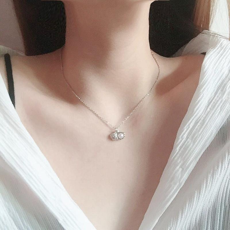 Pendant Necklaces S925 Sterling Silver Hypoallergenic Shell Pearl Ladies Necklace Fashion Simple Temperament Clavicle Chain
Pendant Necklaces S925 Sterling Silver Hypoallergenic Shell Pearl Ladies Necklace Fashion Simple Temperament Clavicle Chain