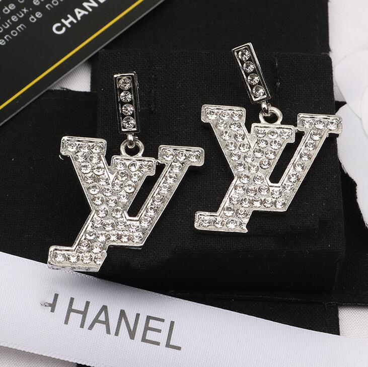 2Color 18K Gold Plated Luxury Brand Designers Retro Letters V Geometric Asymmetric Classic Women Crystal Rhinestone Pearl Earring Wedding Party Jewerlry
2Color 18K Gold Plated Luxury Brand Designers Retro Letters V Geometric Asymmetric Classic Women Crystal Rhinestone Pearl Earring Wedding Party Jewerlry