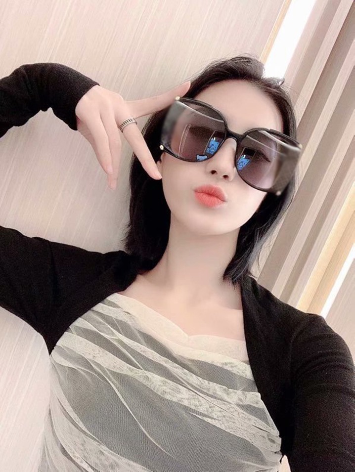 2021 hot sale sunglasses high fashion women sunglasses luxury designer sunglasses for women PC frame LOGO decoration with box, White;black
2021 hot sale sunglasses high fashion women sunglasses luxury designer sunglasses for women PC frame LOGO decoration with box, White;black