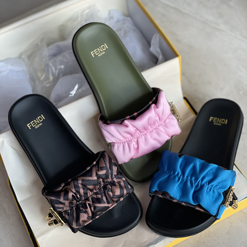 Luxury Brand Ruched satin slides Sandals women Vertigo slippers Pink Brown Slip-on Flat Shoes Designers Wide-band slipper With Gold stopper, Black
Luxury Brand Ruched satin slides Sandals women Vertigo slippers Pink Brown Slip-on Flat Shoes Designers Wide-band slipper With Gold stopper, Black