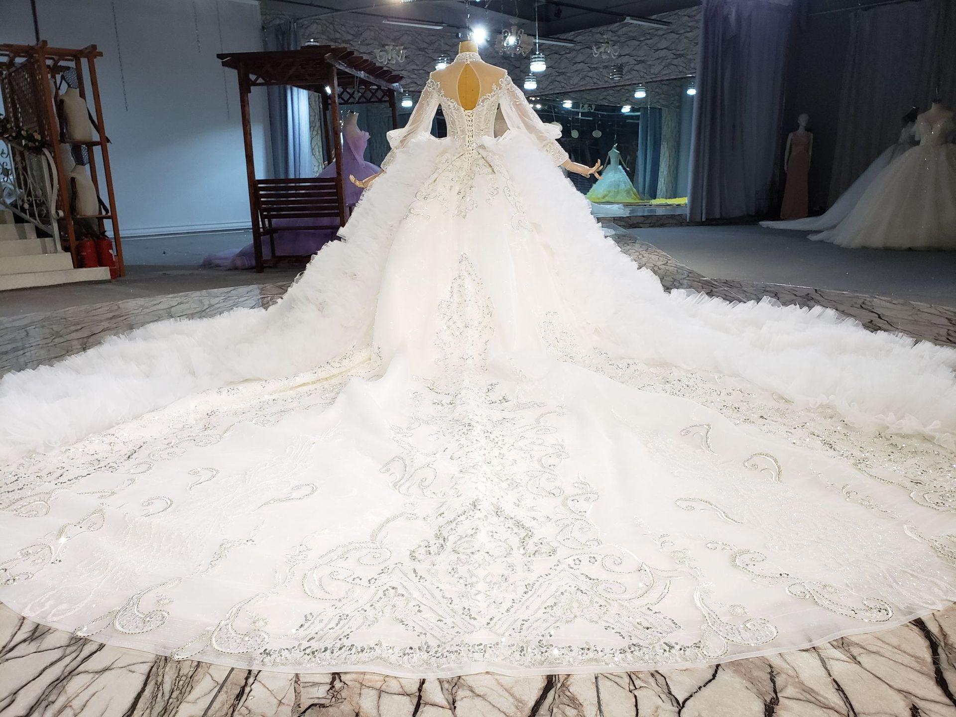 Lace Embroidery Crystals urious Ball Gown Wedding Dresses Long Sleeves High Neck Puffy Princess Church Bridal Gowns Saudi Arabia Dubai Vestidos De Nov