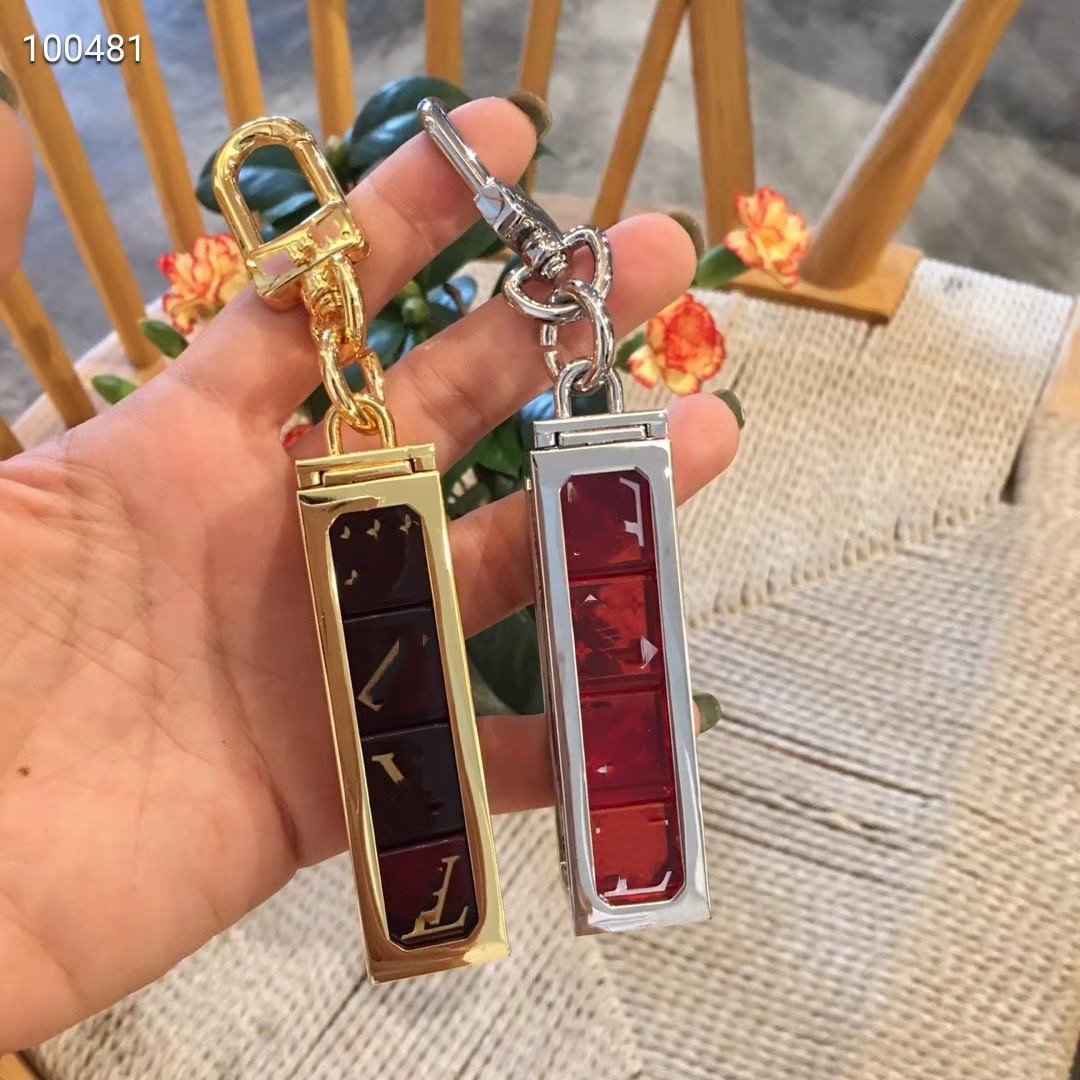 2020 new luxury key chain, high quality boutique gold silver personality charming men and women gift key chain has a box
2020 new luxury key chain, high quality boutique gold silver personality charming men and women gift key chain has a box