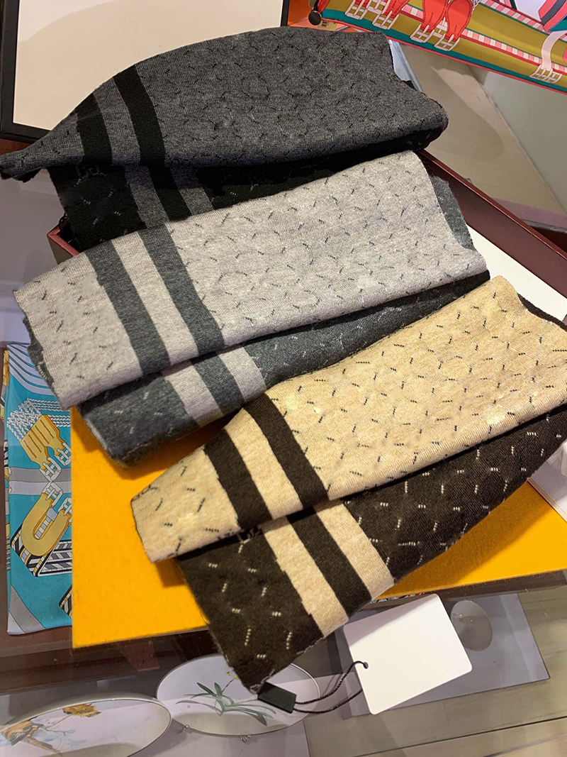 Top Luxury Cashmere Scarf for Men Autumn Winter Warm High Quality Fashion Letter Classic Stripes Long 180cm Original Brand Designer Shawl Pashmina With Box Set
Top Luxury Cashmere Scarf for Men Autumn Winter Warm High Quality Fashion Letter Classic Stripes Long 180cm Original Brand Designer Shawl Pashmina With Box Set