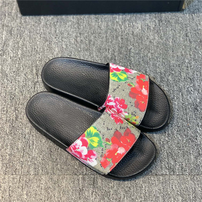 2021 Men Women Slippers Designer Rubber Slides Sandal Flat Blooms Strawberry Tiger Bees Green Red White Web Fashion Shoes Beach Flip Flops Flower, 2no box
2021 Men Women Slippers Designer Rubber Slides Sandal Flat Blooms Strawberry Tiger Bees Green Red White Web Fashion Shoes Beach Flip Flops Flower, 2no box