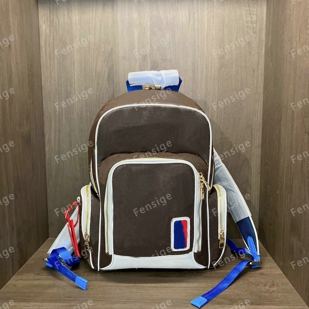 Designers Backpack blue School bag Travel Handbags Large Capacity Luxurys Christopher Mens Leather Trend Totes DISCOVERY Bags M45581, Others
Designers Backpack blue School bag Travel Handbags Large Capacity Luxurys Christopher Mens Leather Trend Totes DISCOVERY Bags M45581, Others