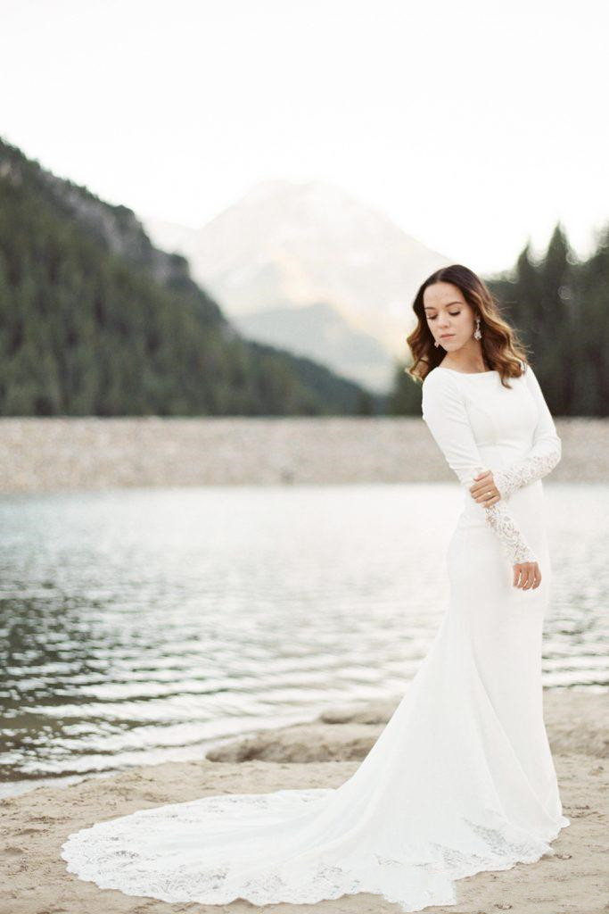 Crepe Simple Modest Wedding Dresses With Long Sleeves Lace Appliques Full Sleeves Country Women Informal Modest Bridal Gowns