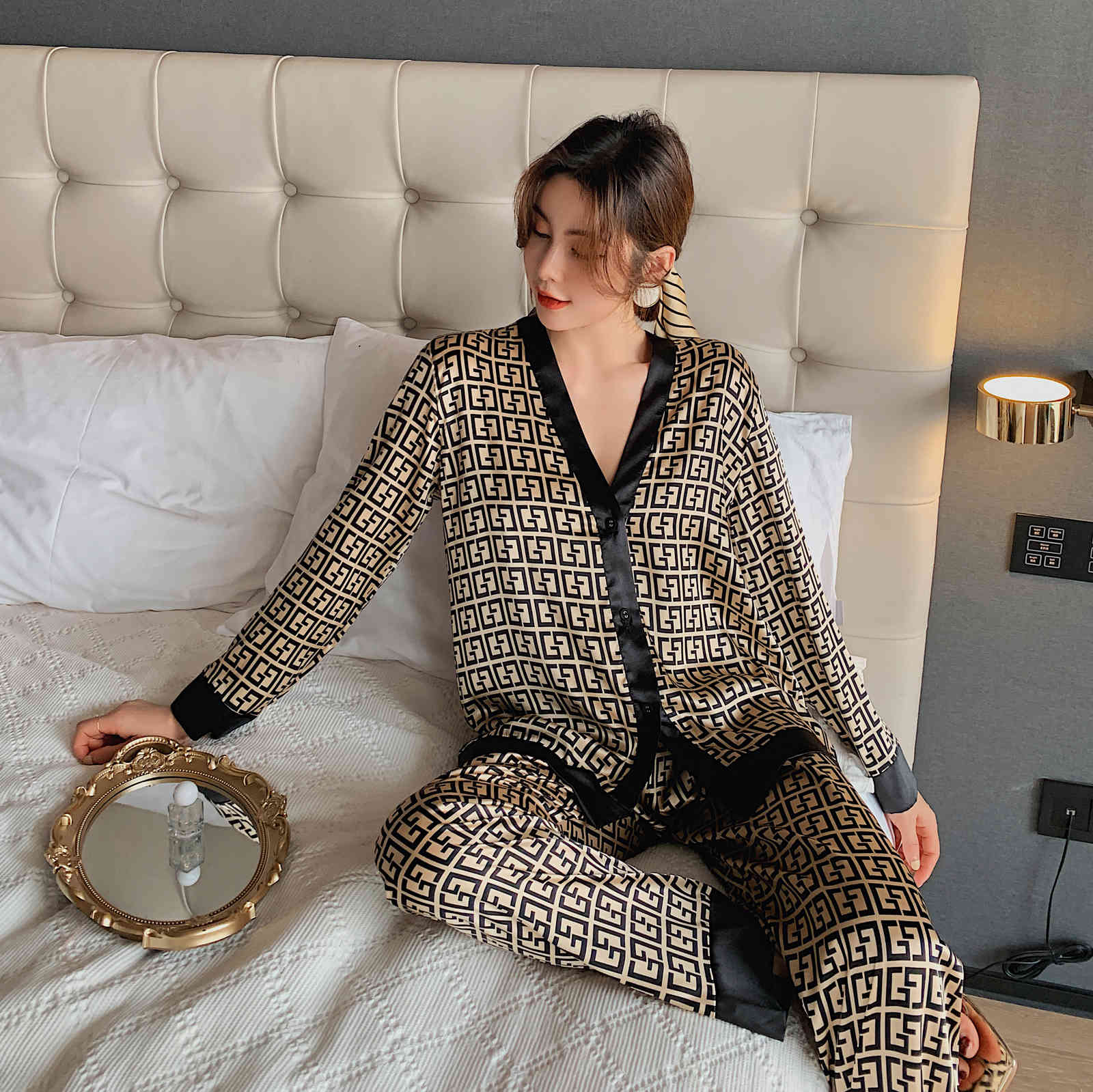 Women's Pajamas Set V Neck Design Luxury Cross Letter Print Sleepwear Silk Like Home Clothes Large Size Nightwear Homewear, Champagne
Women's Pajamas Set V Neck Design Luxury Cross Letter Print Sleepwear Silk Like Home Clothes Large Size Nightwear Homewear, Champagne