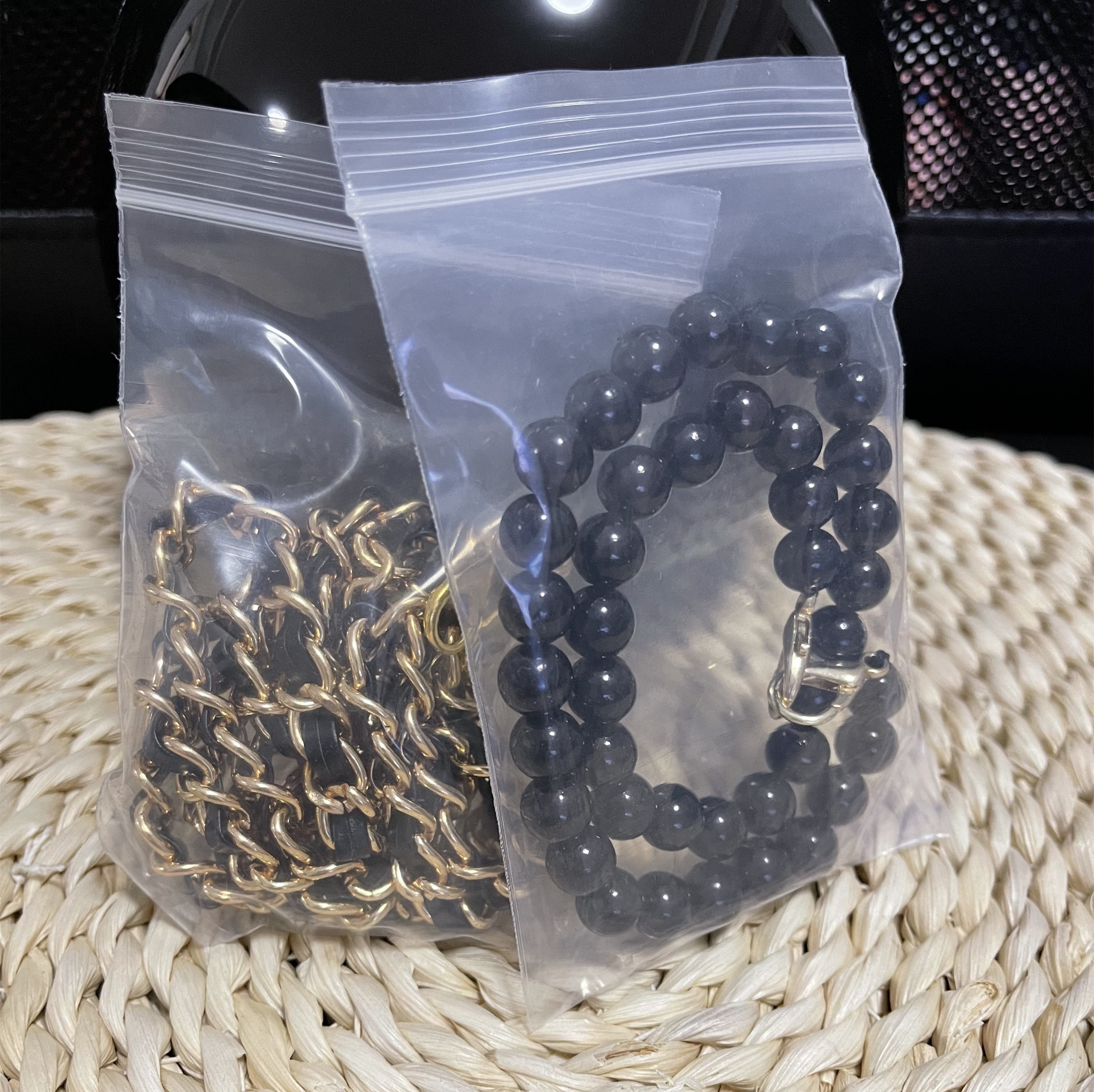 Evening bag Acrylic shoulder case classic pattern Pearl shape Women bag white black 2 color makeup acrylic bag Pearl shape come with gift box