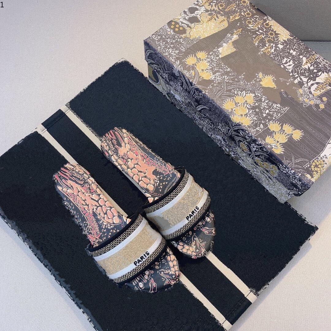 2021 Women Sandals Slippers Embroidery Sandal Floral Brocade Flip Flops Striped Beach Genuine Leather Dazzle Flowers Slipper mjk0003
2021 Women Sandals Slippers Embroidery Sandal Floral Brocade Flip Flops Striped Beach Genuine Leather Dazzle Flowers Slipper mjk0003