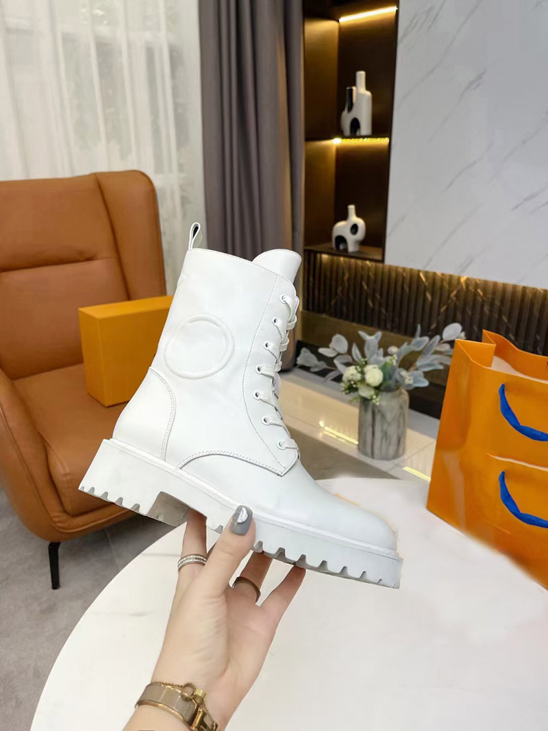 Classics Platform Women Boots Chunky Heels Thick Bottom Genuine Leather Lace Up Carve Design Booties Martin Boot British style, As pic
Classics Platform Women Boots Chunky Heels Thick Bottom Genuine Leather Lace Up Carve Design Booties Martin Boot British style, As pic